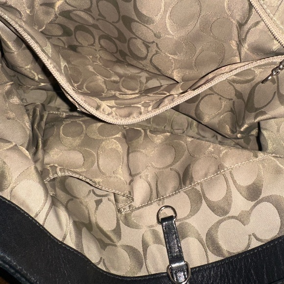 Vintage Coach Pebbled Leather bag. Beautiful! Soft leather w/swivel bolt closure - Picture 12 of 14